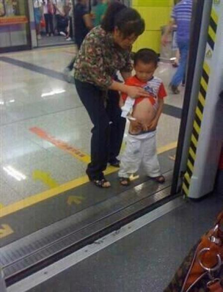 A Mainland Chinese mother let her son pee in Hong Kong subway