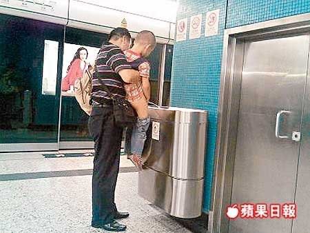 A Mainland father let his son pee into the rubbish bin inside a Hong Kong subway station